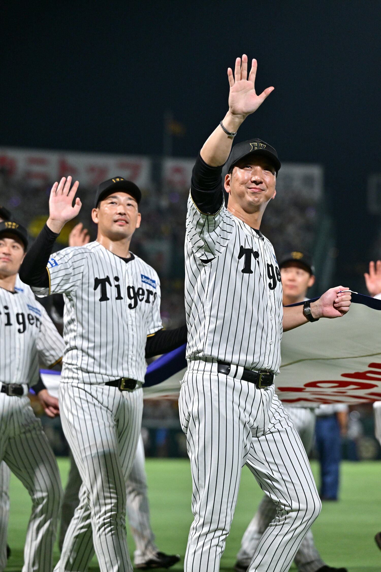 優勝セレモニーでの藤川球児。CSに向けて着々と準備を進めている ©Hideki Sugiyama