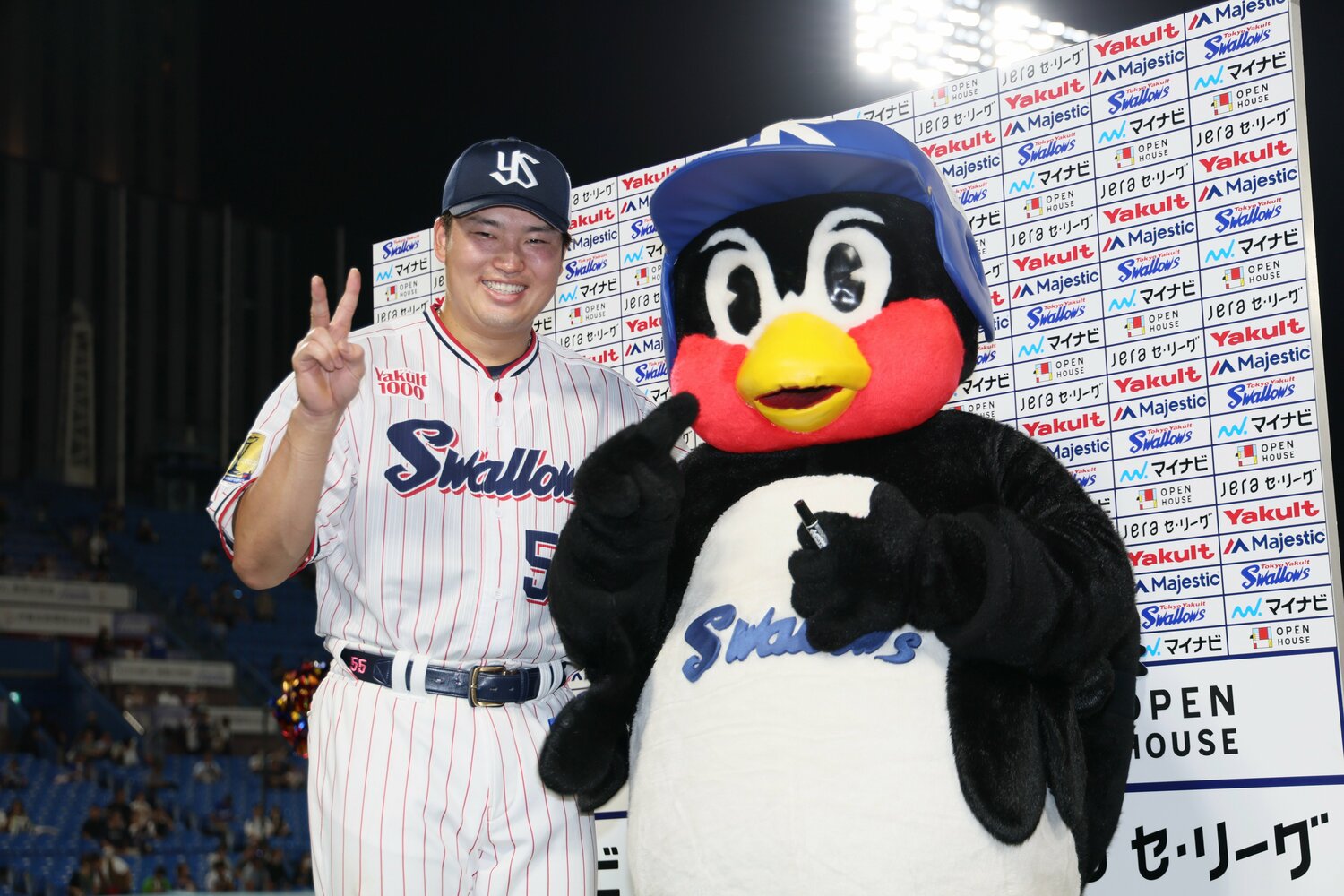 つば九郎とピース　©JIJI PRESS