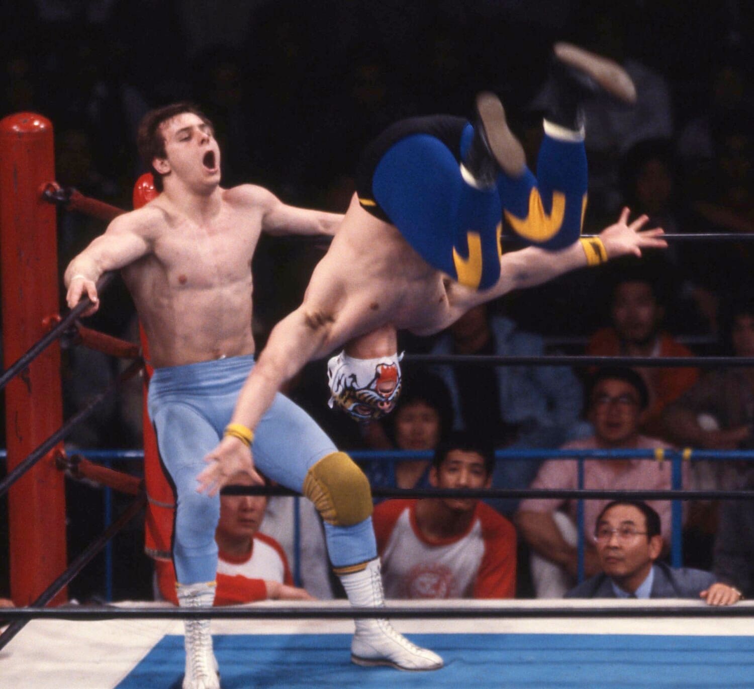 タイガーマスクのデビューとなったダイナマイト・キッド戦。斬新な動きは観客の度肝を抜いた　©東京スポーツ新聞社