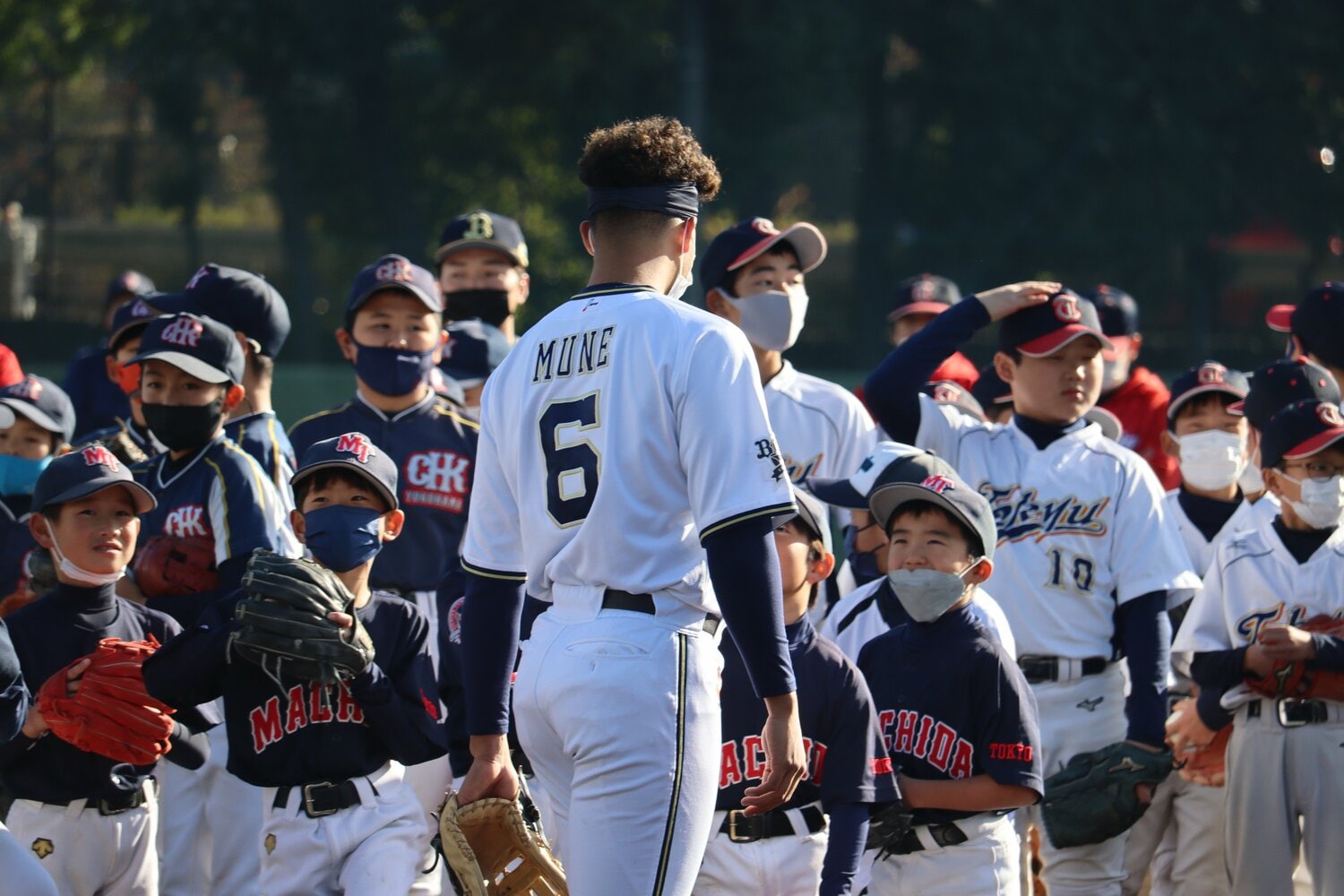 宗の言葉を夢中で聞き、目を輝かせる子どもたち ©Yuki Kashimoto