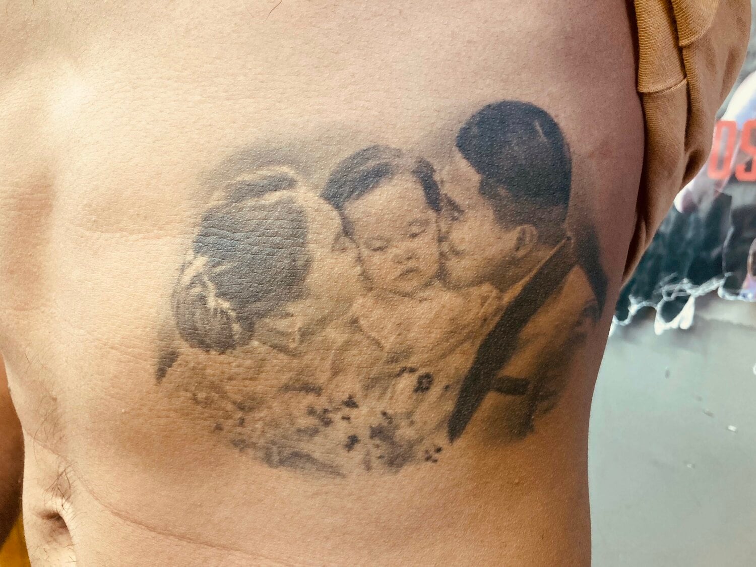 脇腹に彫った家族のタトゥー (筆者撮影)