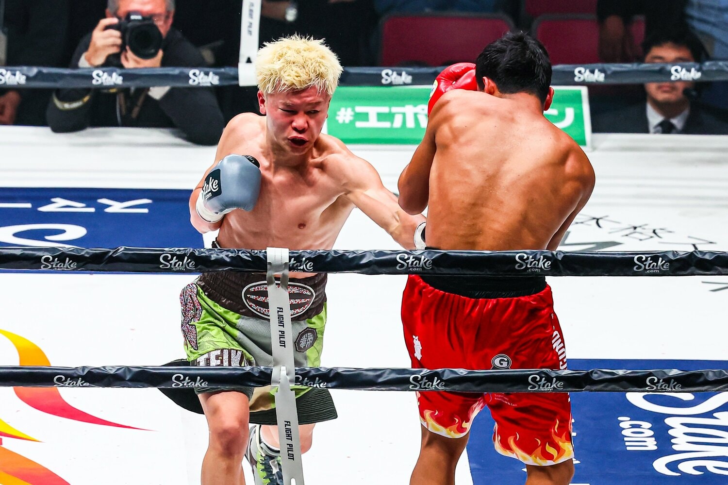 ルイス・ロブレスのボディに左ストレートを打ち込む那須川天心　©Susumu Nagao