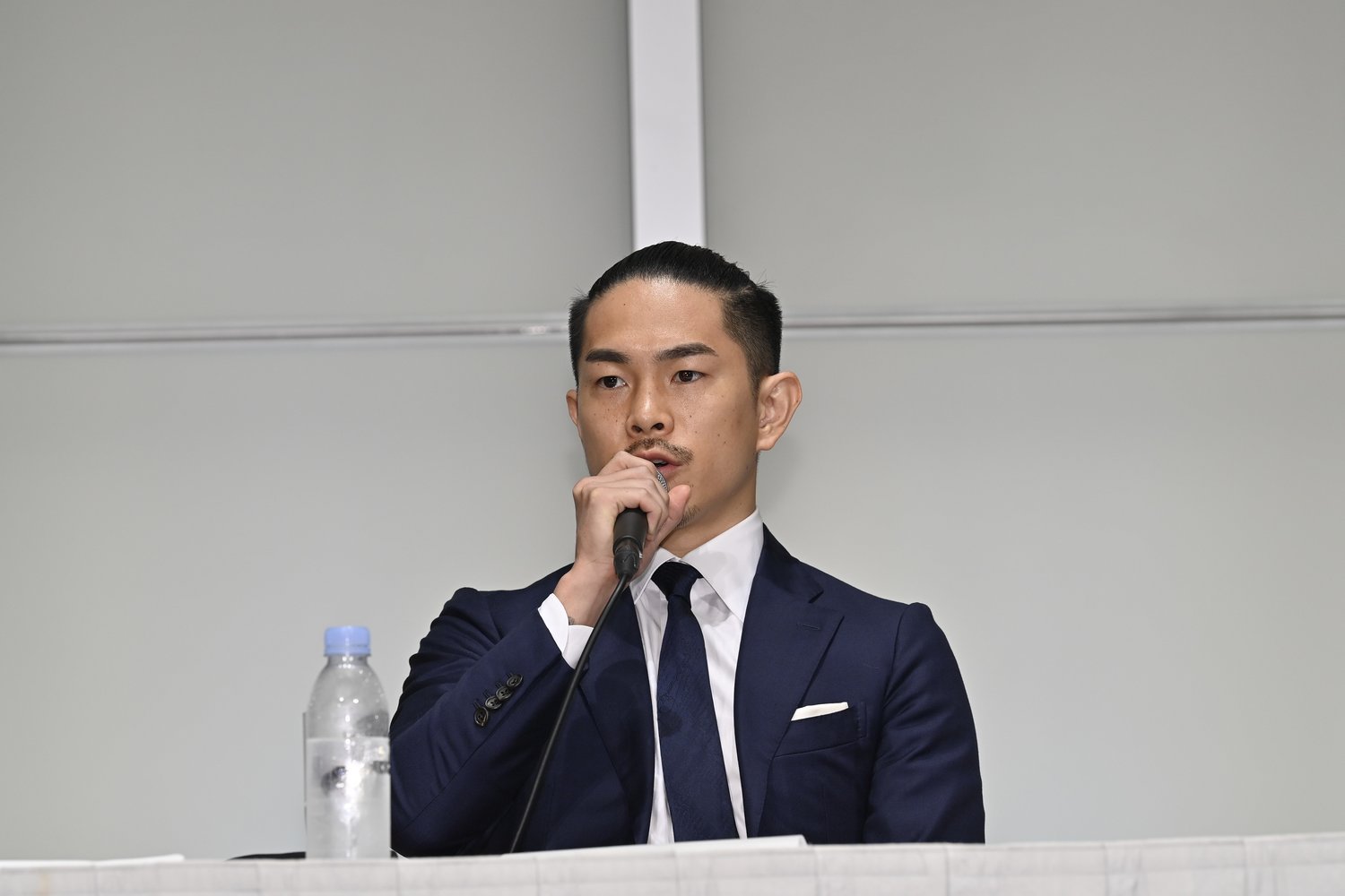 12日の会見にて、思いの丈を述べた井岡©KYODO