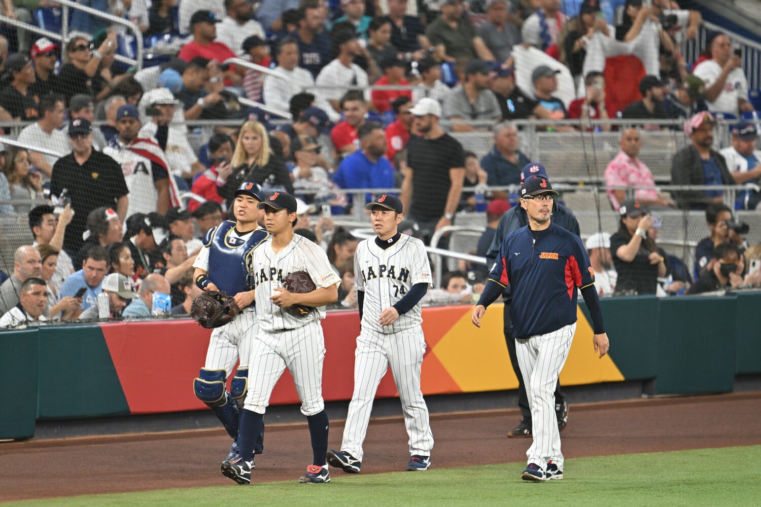 先発のマウンドへと向かう今永　©Naoya Sanuki
