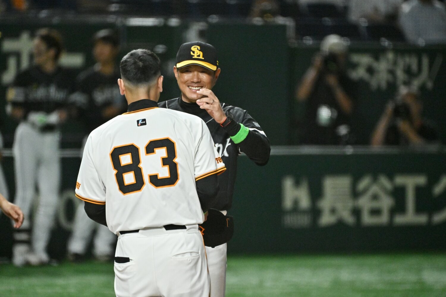 2024年の交流戦で巨人・阿部監督と談笑するソフトバンク小久保監督　©Hideki Sugiyama