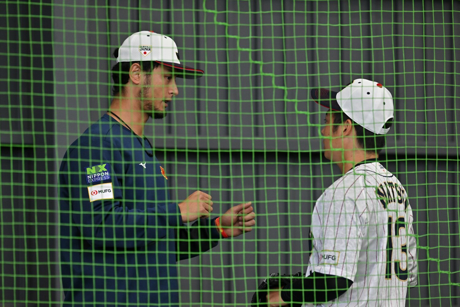 松井裕樹に言葉をかけるダルビッシュ。本人はあくまで「意見交換」と一方的に考えを押し付けるのではなく、若い選手の考えを聞きながらアドバイスを送っている　©Hideki Sugiyama