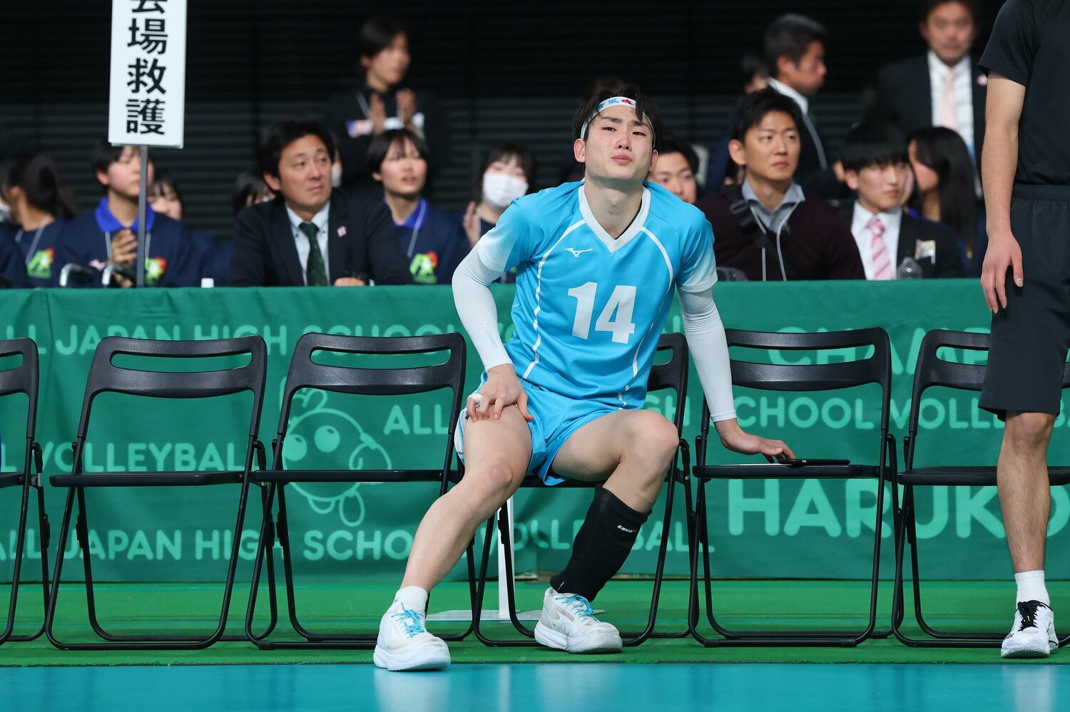 春高バレー準決勝・駿台学園戦、終盤に足を攣って交代した西村海司　©︎YUTAKA/AFLO SPORT