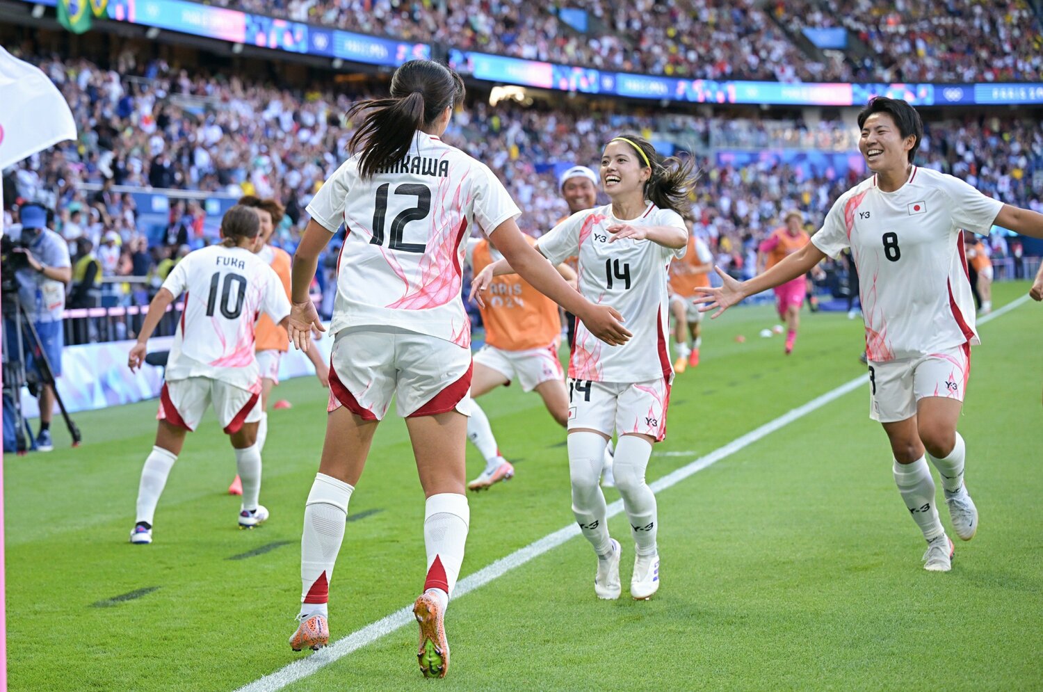 スーパーゴールを決めた谷川を祝福する長谷川ら　©Takuya Kaneko/JMPA