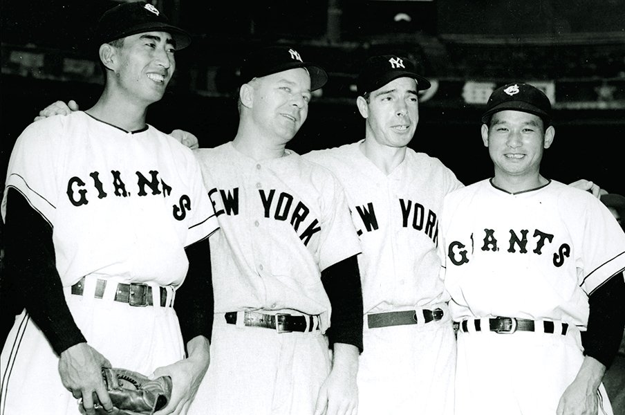1951年、ジョー・ディマジオ（右から2人目）と肩を組む川上©Getty Images