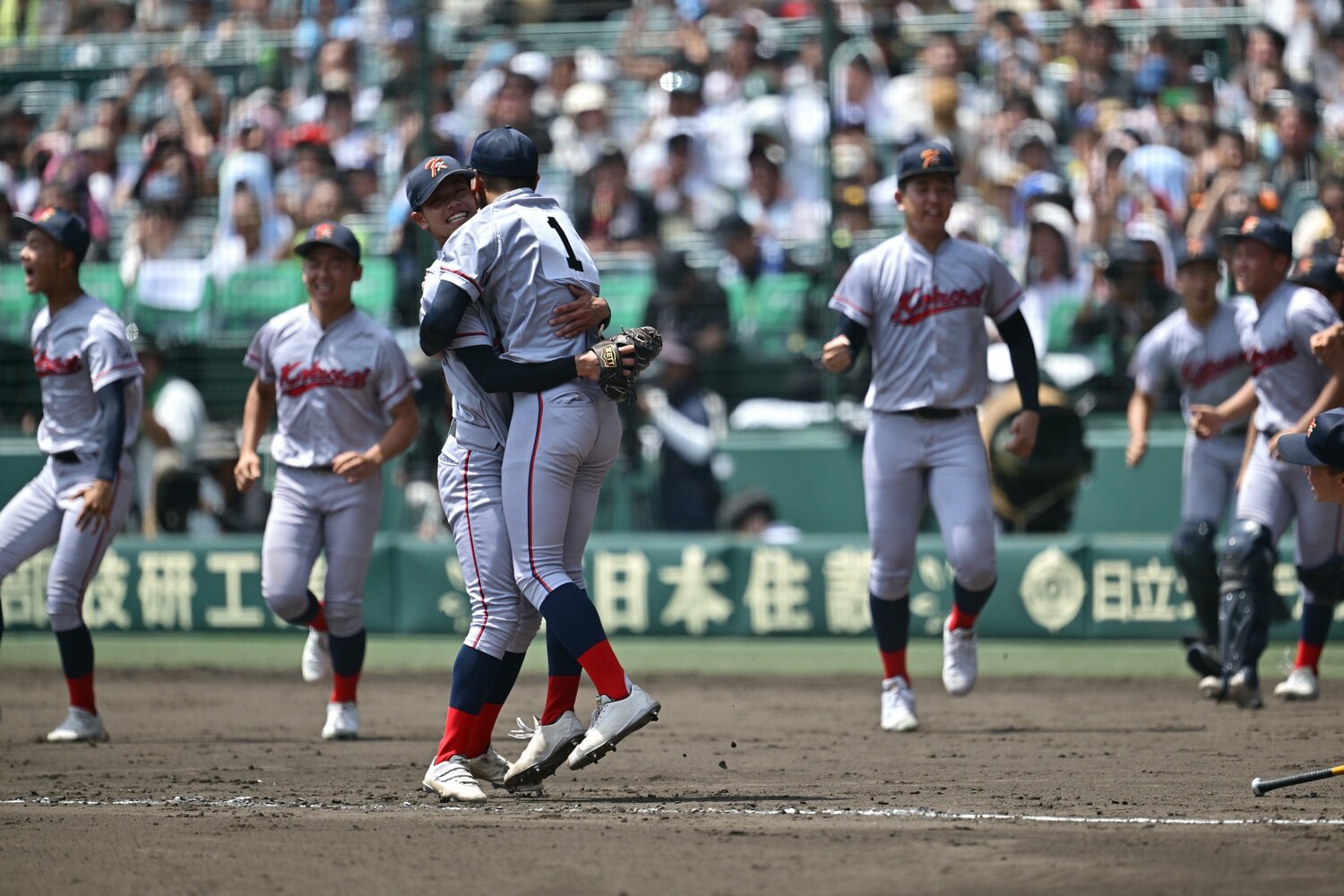 準決勝の青森山田戦。5回からリリーフした西村は勝利の瞬間、先発した中崎（背番号1）に抱きしめられる　©Hideki Sugiyama