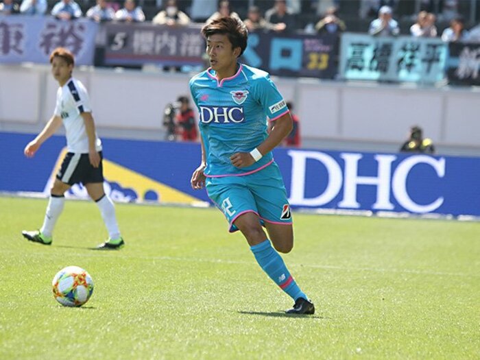 鳥栖・原輝綺は右SBでこそ生きる?同じ境遇の友、杉岡大暉からの助言。<Number Web> photograph by Takahito Ando