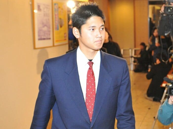 「申し訳ない」大谷翔平ドラ1指名後、栗山監督が報道陣を通して真っ先に謝罪…逆風の日本ハムが「メジャー志望」大谷18歳の心をつかんだ理由<Number Web> photograph by Takashi Shimizu