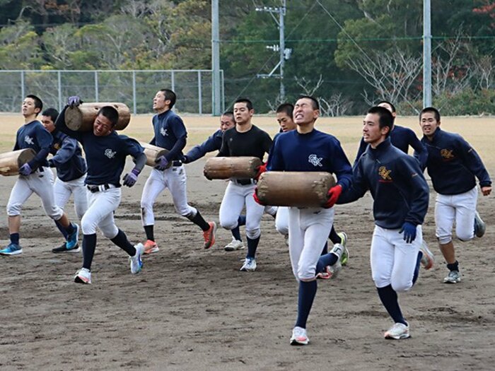 【センバツ】「練習中に大腿骨が折れて…」部員5人だった“離島の弱小校”　2年半で初の甲子園に導いたスゴい練習＜Number Web＞ photograph by KYODO