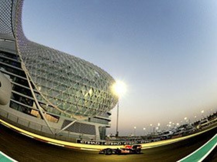 レッドブルの3連勝で幕を閉じた'09シーズン。～最終戦で小林可夢偉も魅せた～＜Number Web＞ photograph by Hiroshi Kaneko