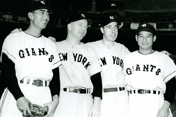 1951年、ジョー・ディマジオ（右から2人目）と肩を組む川上©Getty Images