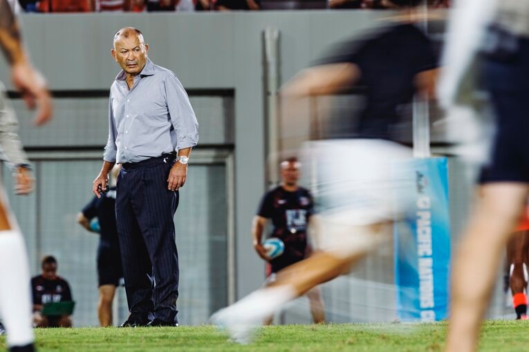 選手たちに視線を送るエディー・ジョーンズHC　©︎Kiichi Matsumoto