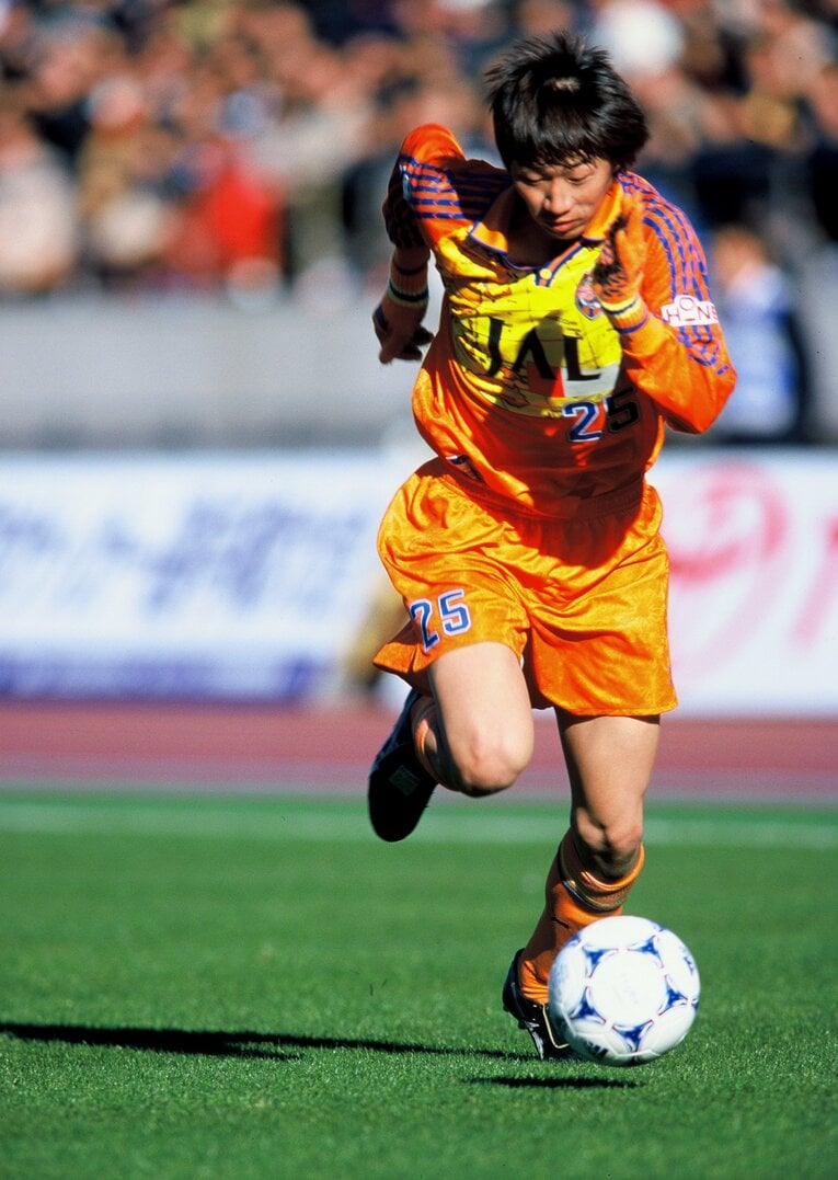 高校に通いながらクラブと代表を行き来していた1998年の市川大祐　©Sports Graphic Number