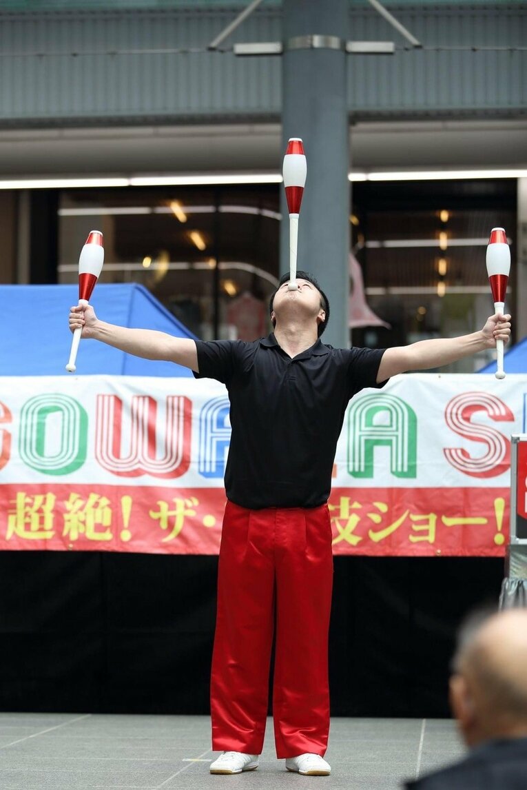 「体育館裏、彫刻刀で左腕を…」マイケルや金正恩に技を披露した大道芸人が壮絶イジメ体験を中高生に伝える理由《中3で渡米、17歳でW杯》(27)