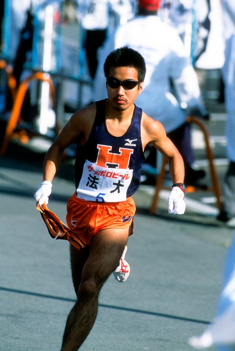 先頭で2度目の5区へとスタートしていった法大の大村　©フォート・キシモト