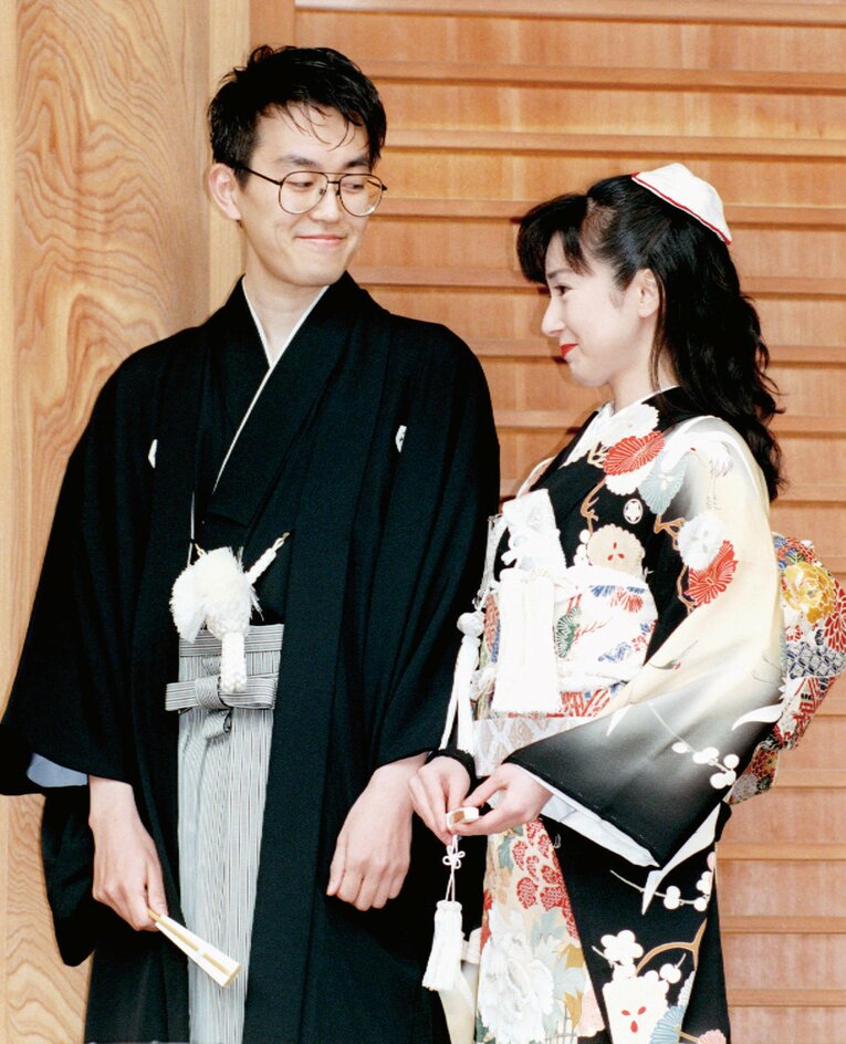 1996年3月、結婚式の日の2人（2／3枚）　©KYODO