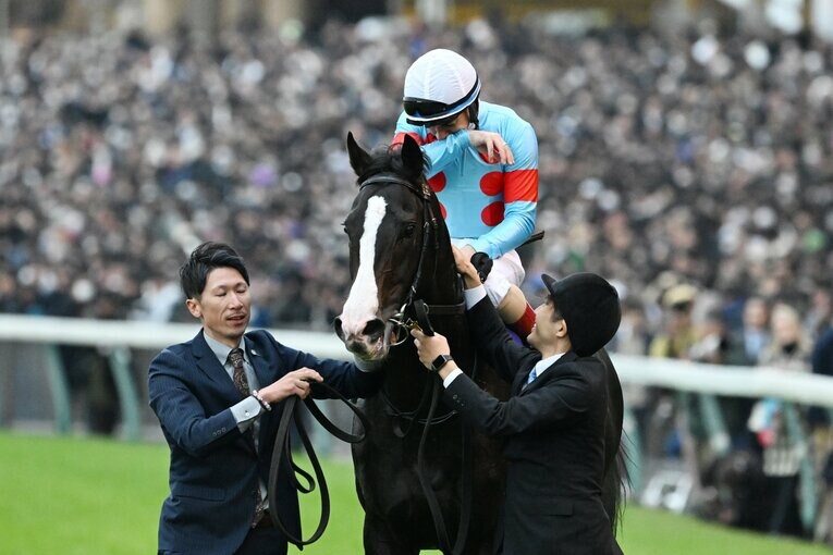 イクイノックスとのウイニングランを終え、馬上で涙ぐむルメール　©Keiji Ishikawa