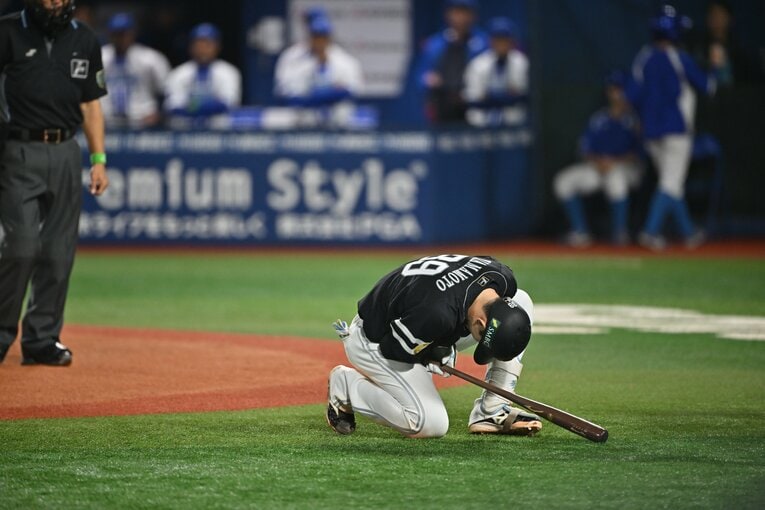 延長11回、山本が左前腕にモロに受けた死球の決定的瞬間　©️Hideki Sugiyama