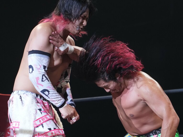 香取貴大に強烈なチョップを打ち込む高橋ヒロム（クリックすると「この記事の写真」に飛びます。流血等の過激な写真を含みますのでご注意ください）