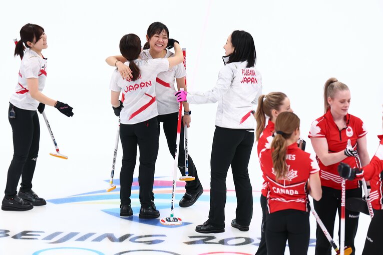 カナダに勝利し、笑顔のロコ・ソラーレ　©JMPA