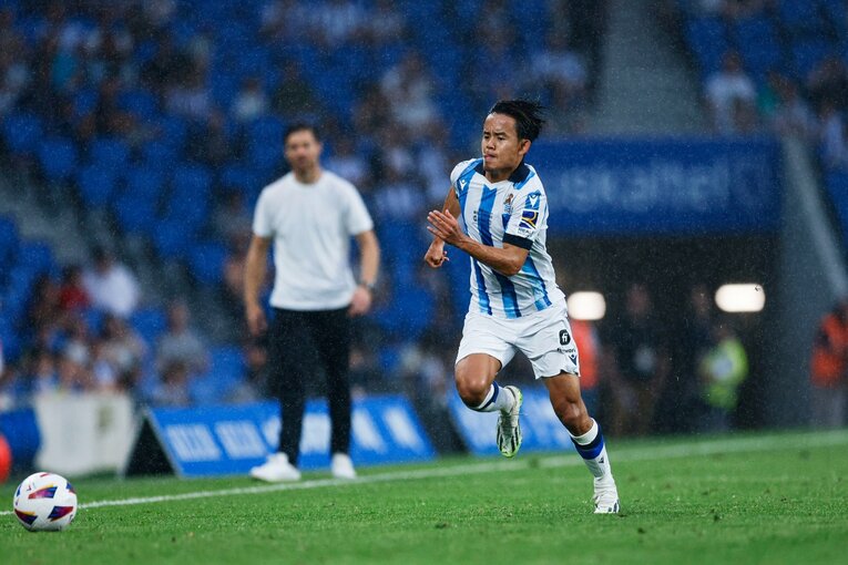 久保建英22歳が試合中“舌をペロッ＋笑顔”で…「クボいるの？」子供人気は今季も！ カメラマンが撮った“ソシエダ2年目開幕前のワクワク”(23)