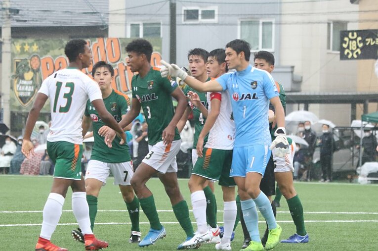 試合中、本来は味方同士であるメンバー間で小競り合いも発生 ／ photograph by Takahito Ando