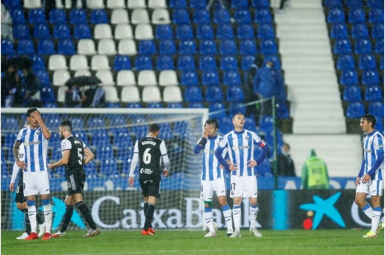 柴崎岳vs岡崎慎司が《ユニフォームを引っ張ってバチバチ》 撮影カメラマンが凍えそうな雨中で捉えた“熱いバトル”の瞬間(44)