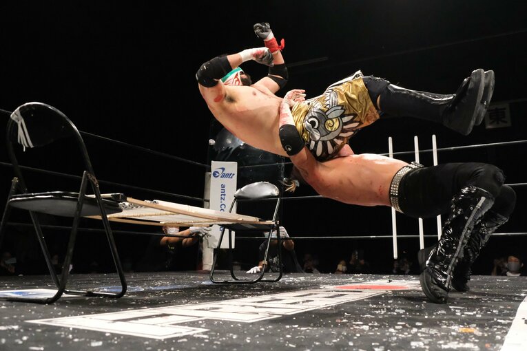 ガラスが刺さり大流血で「ニヤリ」今年47歳の“不適切おじさん”葛西純がデスマッチで伝えたいこと 「お前ら、これを知らずに人生終わるのか？」(17)