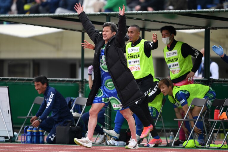 味方のゴールに誰よりも早くベンチを飛び出す　©Masashi Hara