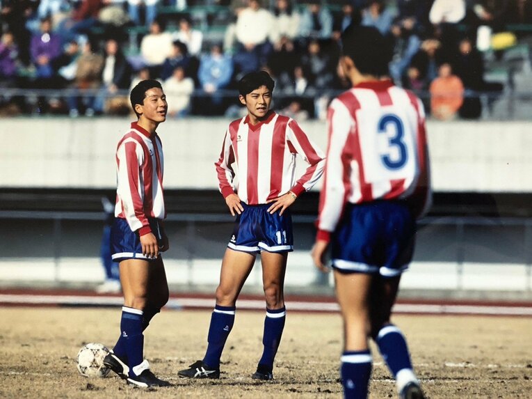 高校時代の江原（中央）。左は三浦淳宏　※本人提供