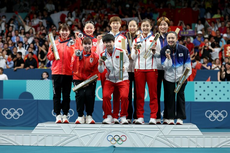 パリ五輪団体戦の表彰式にて。中央には中国のエース・孫穎莎　©Getty Images