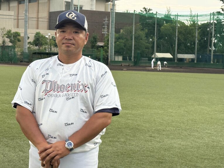 チームを率いる辻盛監督。元銀行マンにして保険代理店「ライフメトリクス」の社長を務める　　©Yuji Yanagawa