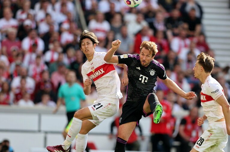 シュツットガルトでは守備の要としてプレーし、リーグ2位の躍進に貢献した伊藤洋輝。来季はケイン（写真）らスター選手が多く在籍するバイエルンの一員となる　©︎Getty Images