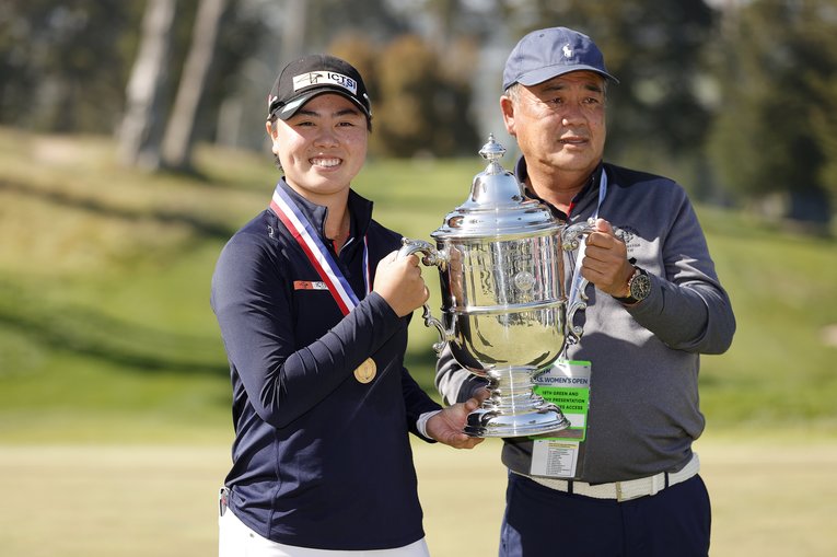 父・正和さんとカップを掲げる笹生優花　©︎Getty Images