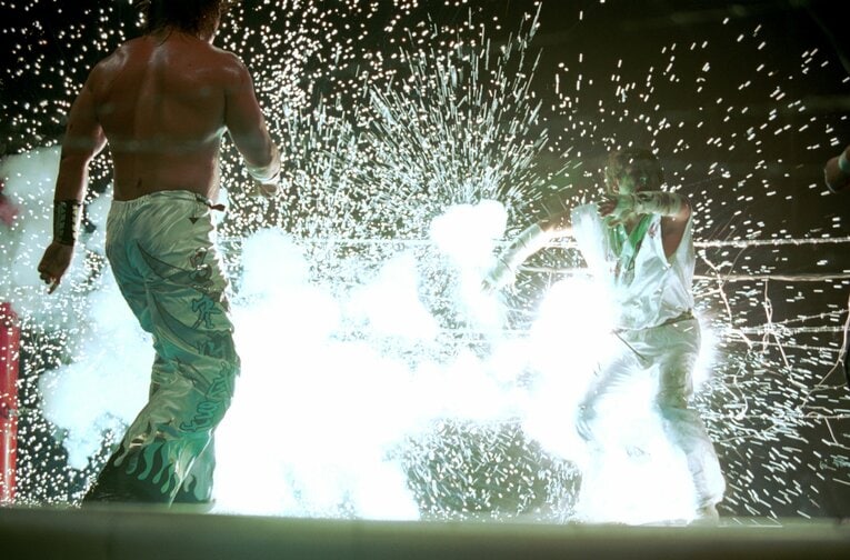 1999年8月28日、神宮球場で大仁田厚の化身ニタを電流爆破の有刺鉄線にたたきつけるムタ