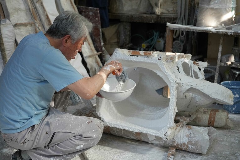 石膏を塗る作業が続く