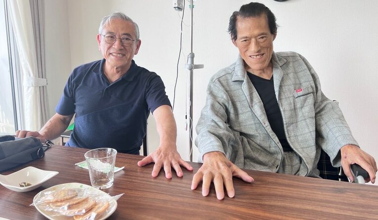 晩年のアントニオ猪木と実弟・啓介さん。啓介さんが振り返った42年前の「事件」の真実とは何だったのか／猪木啓介氏提供
