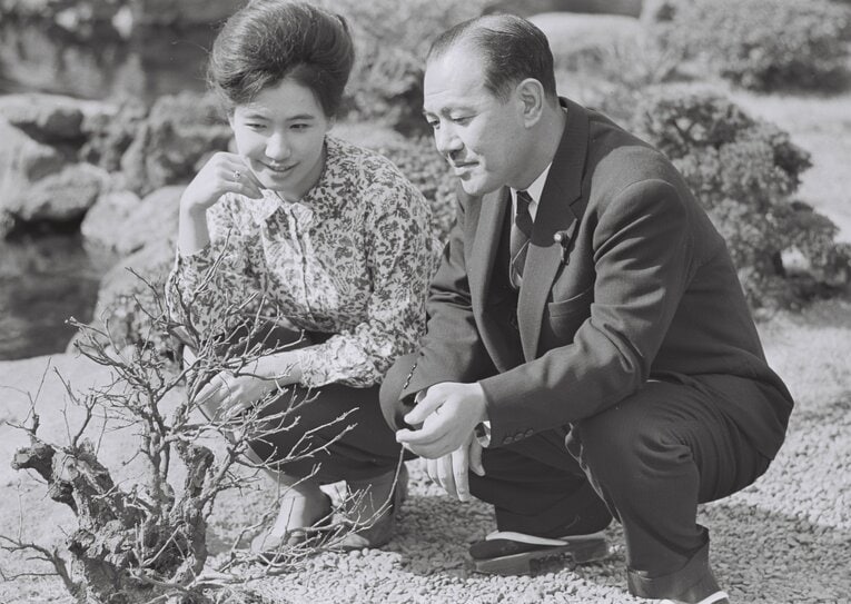 田中角栄と娘の真紀子（1965年撮影）　©BUNGEISHUNJU