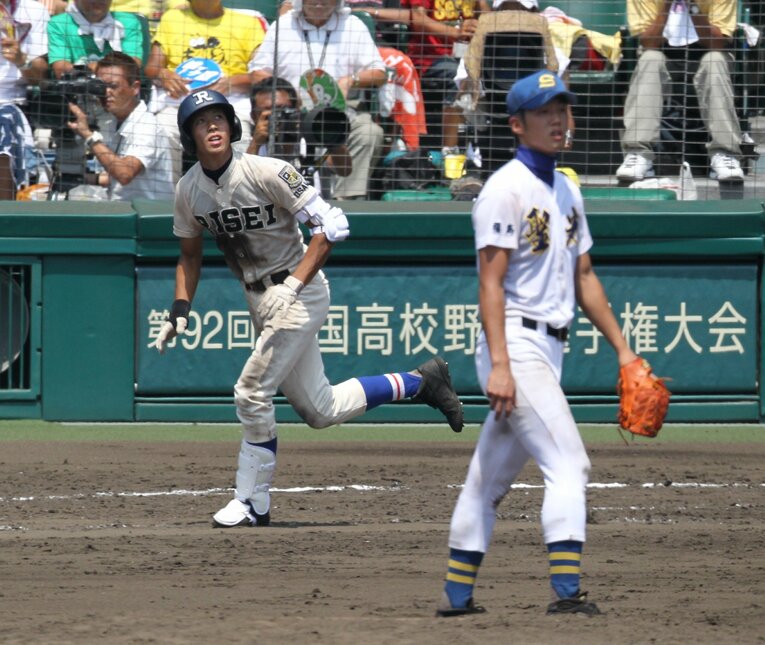 聖光学院・歳内からホームランを放つ履正社・山田（2010年夏）　©︎Sankei Shimbun