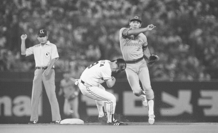 高橋慶彦の軽やかなショート守備　©JIJI PRESS