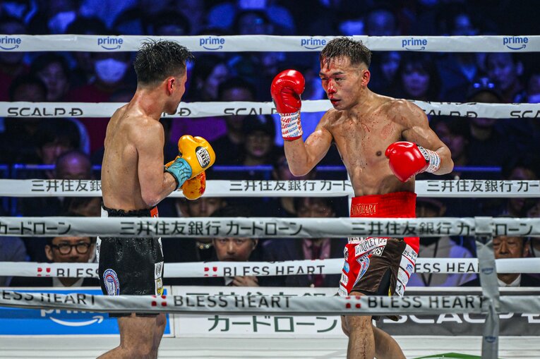 堤聖也vs.比嘉大吾。2月24日、有明アリーナ　©Takuya Sugiyama
