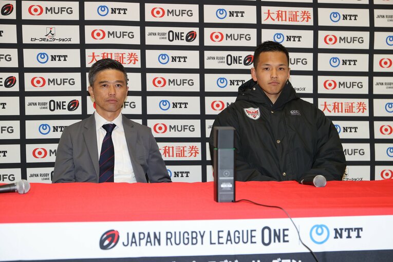 スピアーズ戦後、厳しい表情で会見に出席した沢木敬介HC（左）と主将・梶村祐介（2022年12月25日）©︎JRLO
