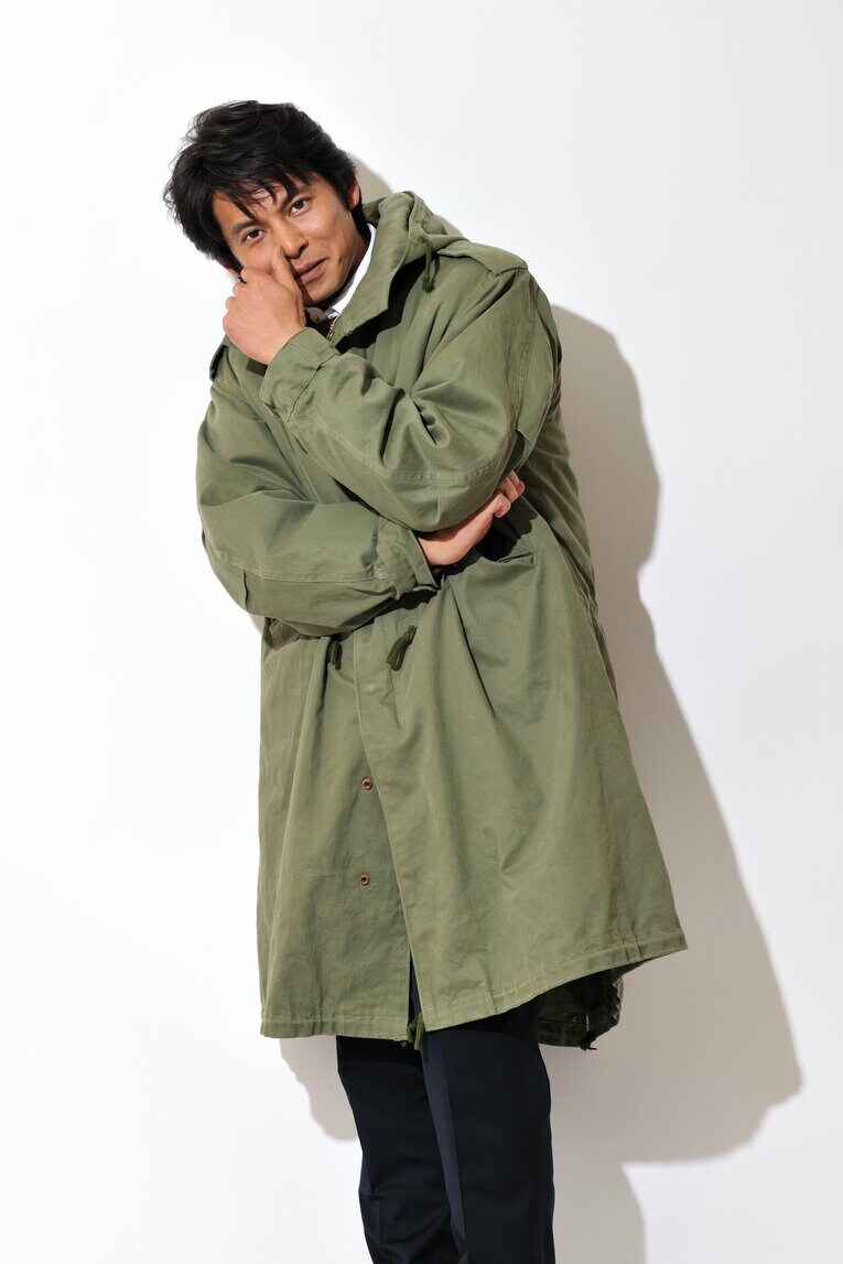 『踊る大捜査線』シリーズでお馴染みのモッズコートを着て　©BUNGEISHUNJU