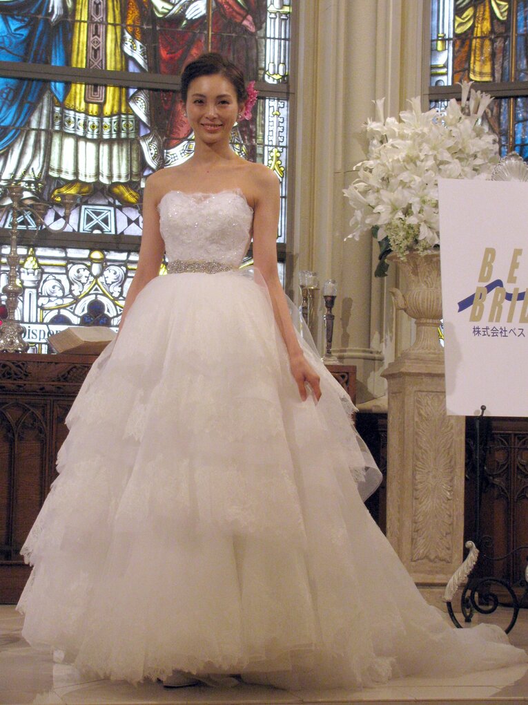 【結婚は2016年11月に発表／涌井の30歳】2017年2月、 モデルの押切もえがウエディングドレス「パウダーローズ」の発表会に出席。自身がプロデュースし、ハワイ挙式でも着用したドレス姿を披露した　©Sankei Shimbun