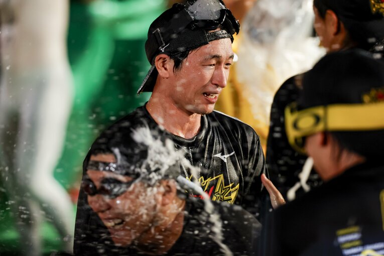 日本一のビールかけを満喫する（？）MVP近本光司　©︎Kiichi Matsumoto