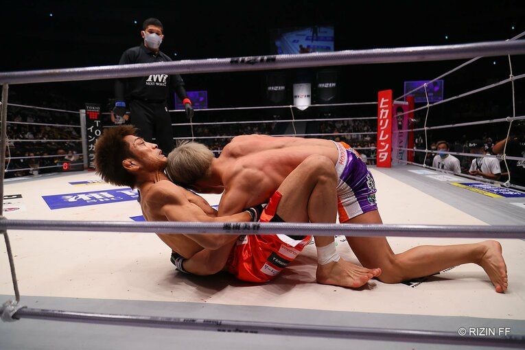 神龍は所のサブミッションを潰し、優位なポジションをキープする　©RIZIN FF